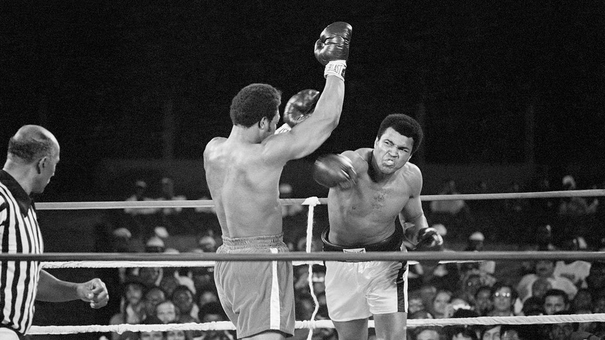 George Foreman und Muhammad Ali mitten im Kampf