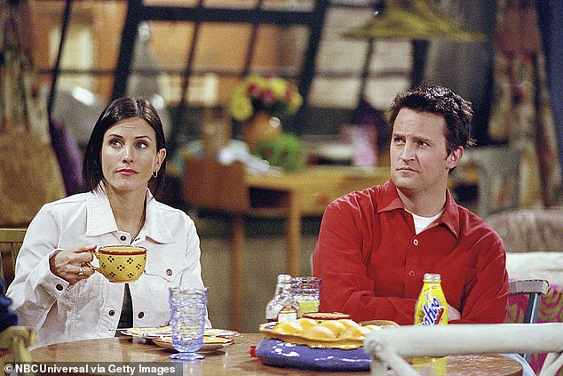Courteney Cox als Monica Geller und Matthew Perry als Chandler Bing in Friends