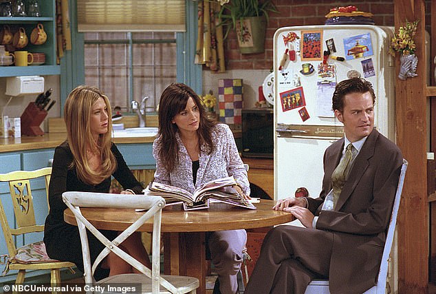 Perry neben Jennifer Aniston und Courteney Cox in einer Folge von Friends