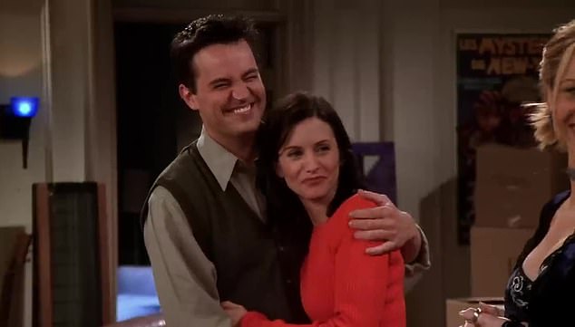 Chandlers Beziehung zu Monica Geller wurde mehrere denkwürdige Episoden lang vor der Gruppe geheim gehalten