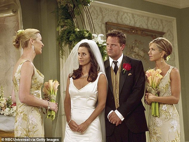 Perry als Chandler in einer berühmten Episode, in der er Monica mit Rachel und Phoebe als Brautjungfern heiratete