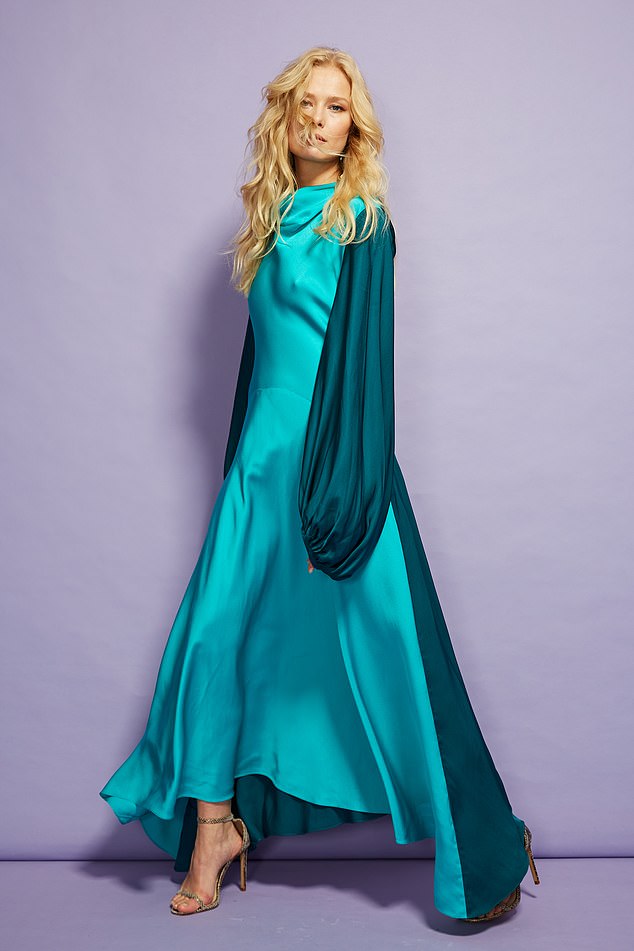Kleid mit Kapuze im Farbblockdesign, 299 £, Ohrringe 130 £, jigsaw-online.com;  Schuhe, £35,99, schuh.co.uk