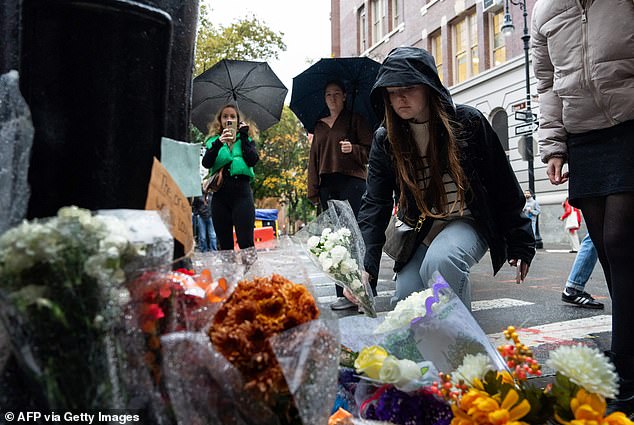 Tragisch: Trauernde legen vor dem New Yorker Wohnhaus, das als Außenaufnahme in „Friends“ diente, Blumengrüße für Perry nieder
