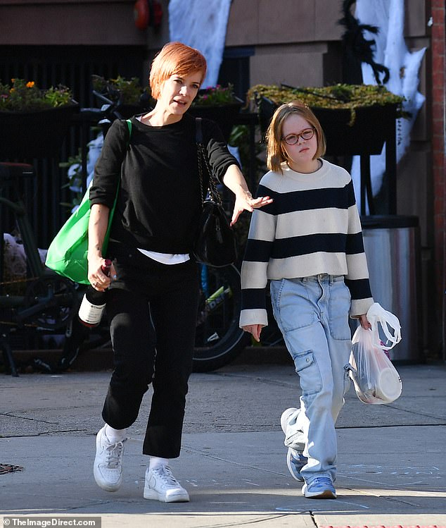 Qualitätszeit: Die 38-jährige Sängerin, die einen Pullover und Jeans trug, wurde am Sonntag beim Spaziergang mit ihrer Tochter Marnie in New York City abgebildet