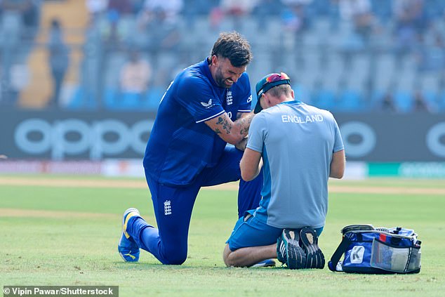 Topley erlitt bei der Niederlage Englands bei der Cricket-Weltmeisterschaft gegen Südafrika einen Fingerbruch
