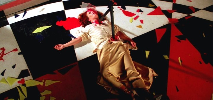 Eine Frau liegt tot am Boden "Suspiria" (1977).