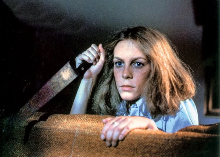 Laurie Strode wartet mit einem Messer auf Michael Myers "Halloween" (1978).