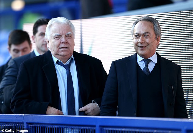 Als Bill erkannte, dass er nicht über die Mittel verfügte, um Evertons Zukunft zu finanzieren, verkaufte er den Verein an den Milliardär Farhad Moshiri (rechts).