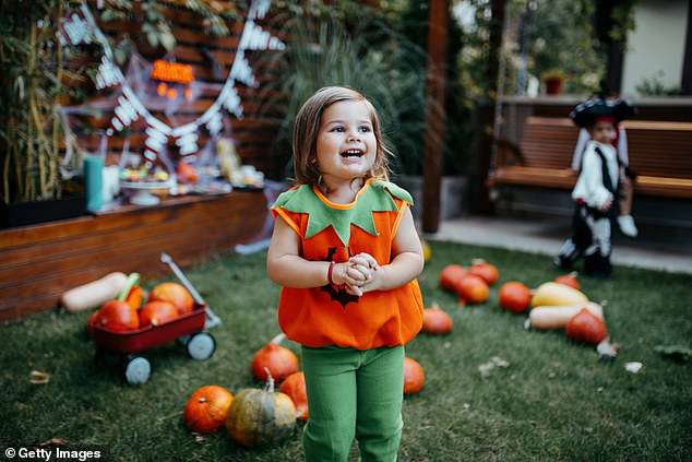 Von Kindern im ganzen Land wird erwartet, dass sie sich an Halloween am 31. Oktober verkleiden und Süßes oder Saures machen