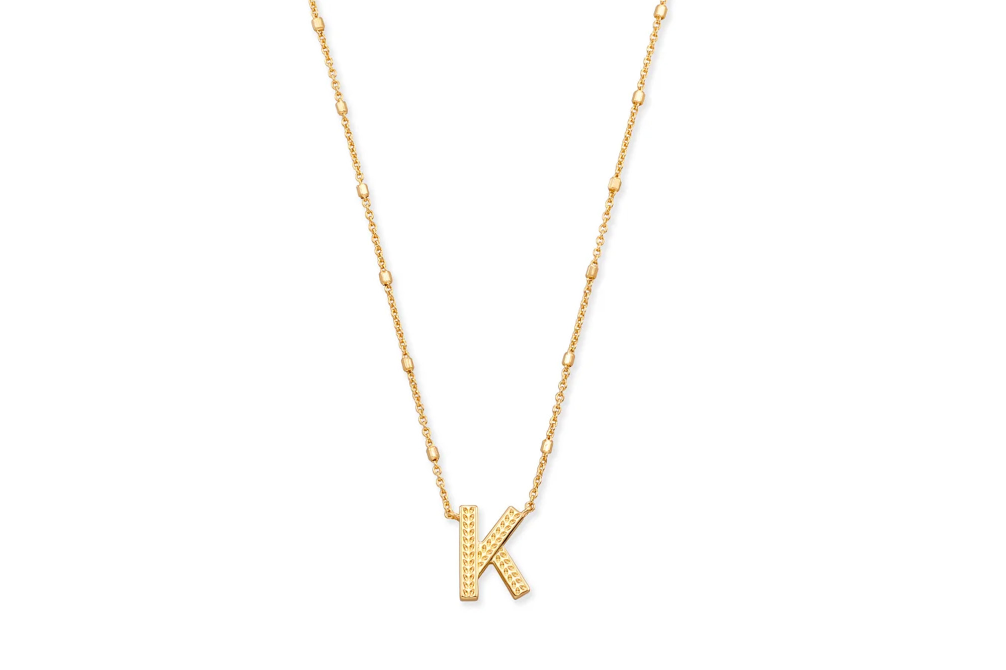A "K" Initialenanhänger an einer Goldkette