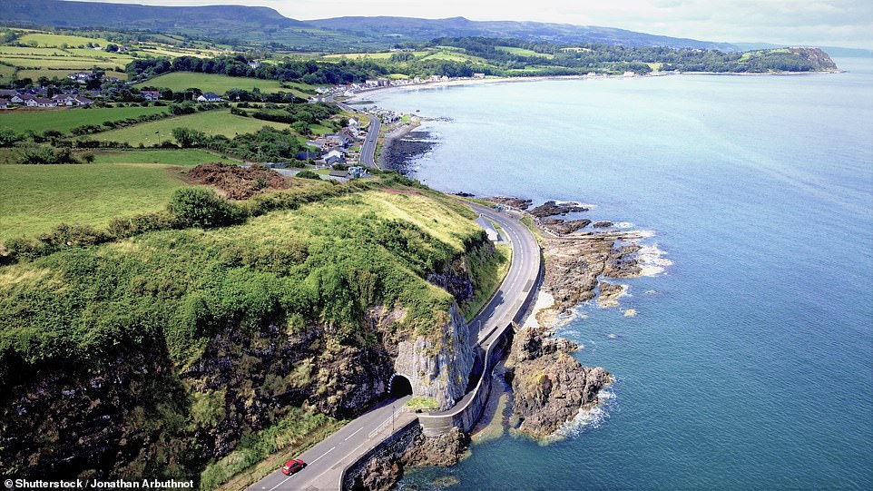 Die Küste von Antrim gilt als zweitbester AONB im Vereinigten Königreich und Besucher sind von der „atemberaubenden, rauen Landschaft“ beeindruckt.  Oben ist der Abschnitt des Küstenabschnitts in der Nähe von Larne