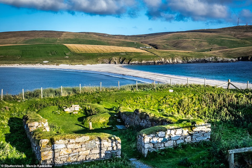 Oben ist der atemberaubende St. Ninians Beach auf den Shetlandinseln.  Die Inseln belegen gemeinsam den zweiten Platz in der Rangliste der schottischen National Scenic Areas