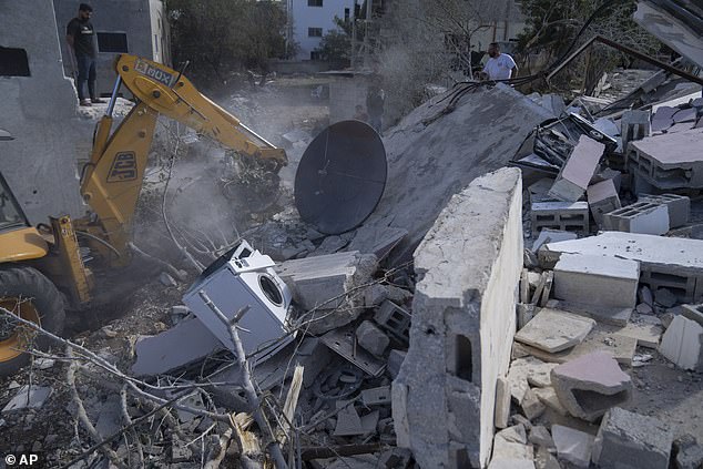 Das Haus von al-Arouri im Westjordanland wurde innerhalb von Sekunden, nachdem IDF-Ingenieure es abgerissen hatten, in Schutt und Asche gelegt