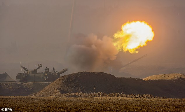 Soldaten der israelischen Streitkräfte (IDF) feuern am Dienstag eine 155-mm-Haubitze auf einen unbekannten Ort nahe der Grenze zu Gaza im Süden Israels ab
