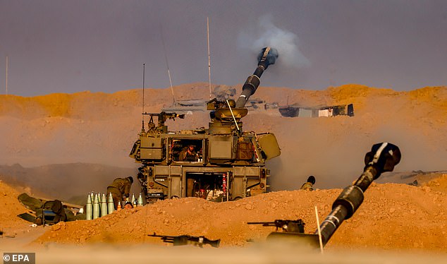 Soldaten der israelischen Streitkräfte (IDF) feuern am Dienstag eine 155-mm-Haubitze auf einen unbekannten Ort nahe der Grenze zu Gaza im Süden Israels ab