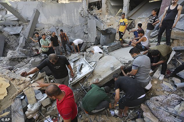Nach einem israelischen Angriff in Rafah im Gazastreifen am Dienstag suchen Palästinenser nach Überlebenden