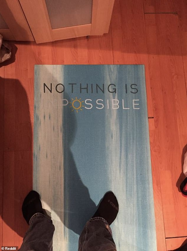 Eine Yogamatte hatte eine sehr deprimierende Botschaft, da die Schriftfarbe mit dem Hintergrund verschmolz
