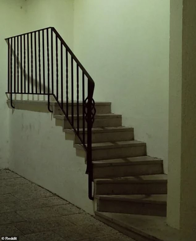 Eine andere Person entdeckte eine Treppe, die offenbar zu nichts anderem als einer Ziegelmauer führte