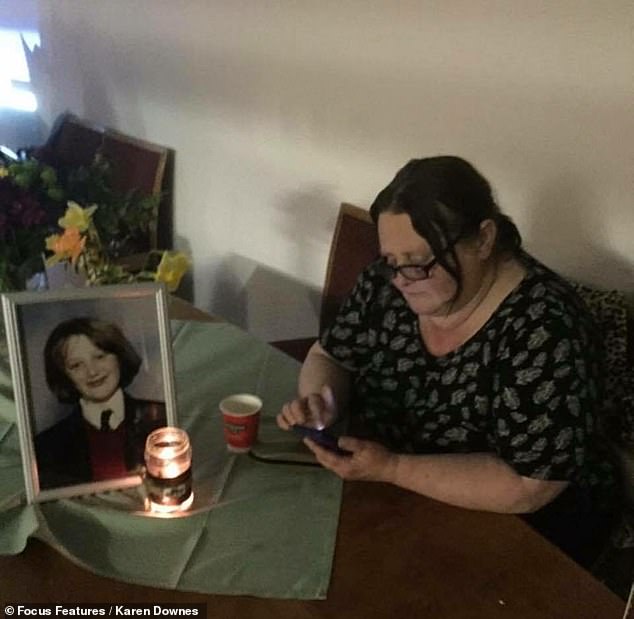 Karen, 58, sagt, sie habe den Tod ihrer Tochter akzeptiert, hofft aber, dass eine neue Untersuchung die Antworten bringen könnte, die sie braucht (Bild: Karen hält eine Mahnwache bei Kerzenlicht für ihre vermisste Tochter)