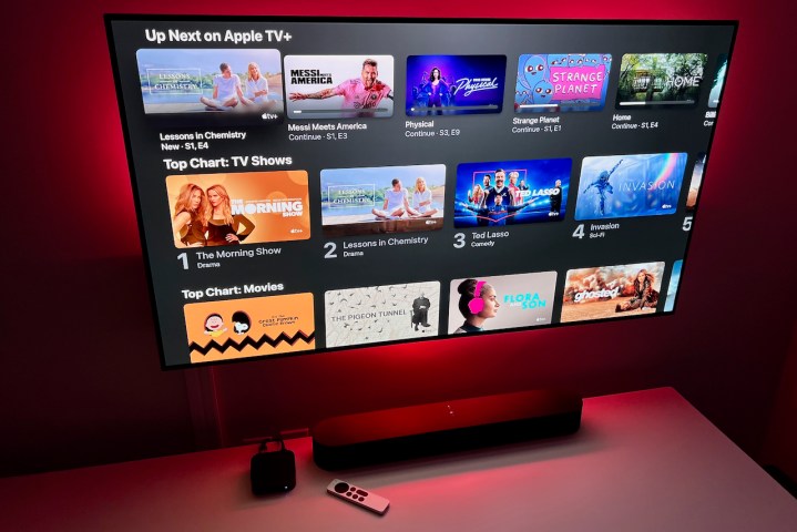 Der Apple TV+-Startbildschirm auf einem Fernseher.