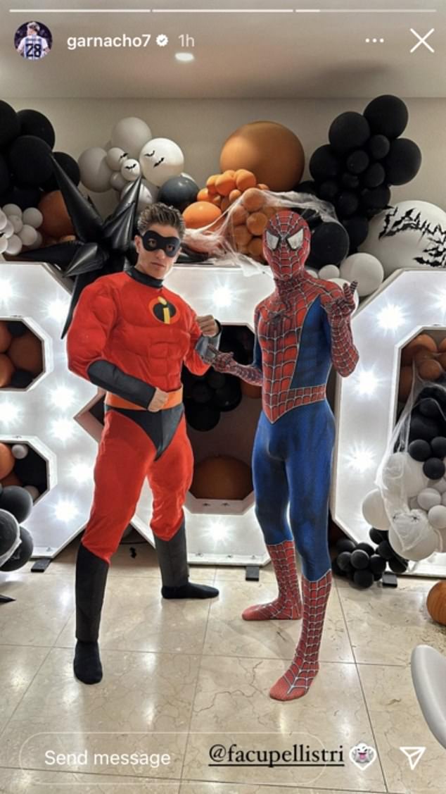 Garnachos United-Teamkollege Facundo Pellistri war mit einer originalgetreuen Nachbildung von Sam Raimis Spiderman-Anzug mit von der Partie