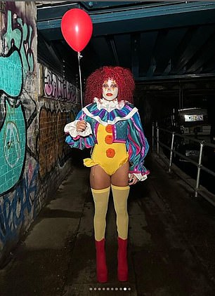 Alex Scott war in ihrem Kostüm nicht wiederzuerkennen, als sie die Fans mit einem furchteinflößenden Clown-Anzug begeisterte