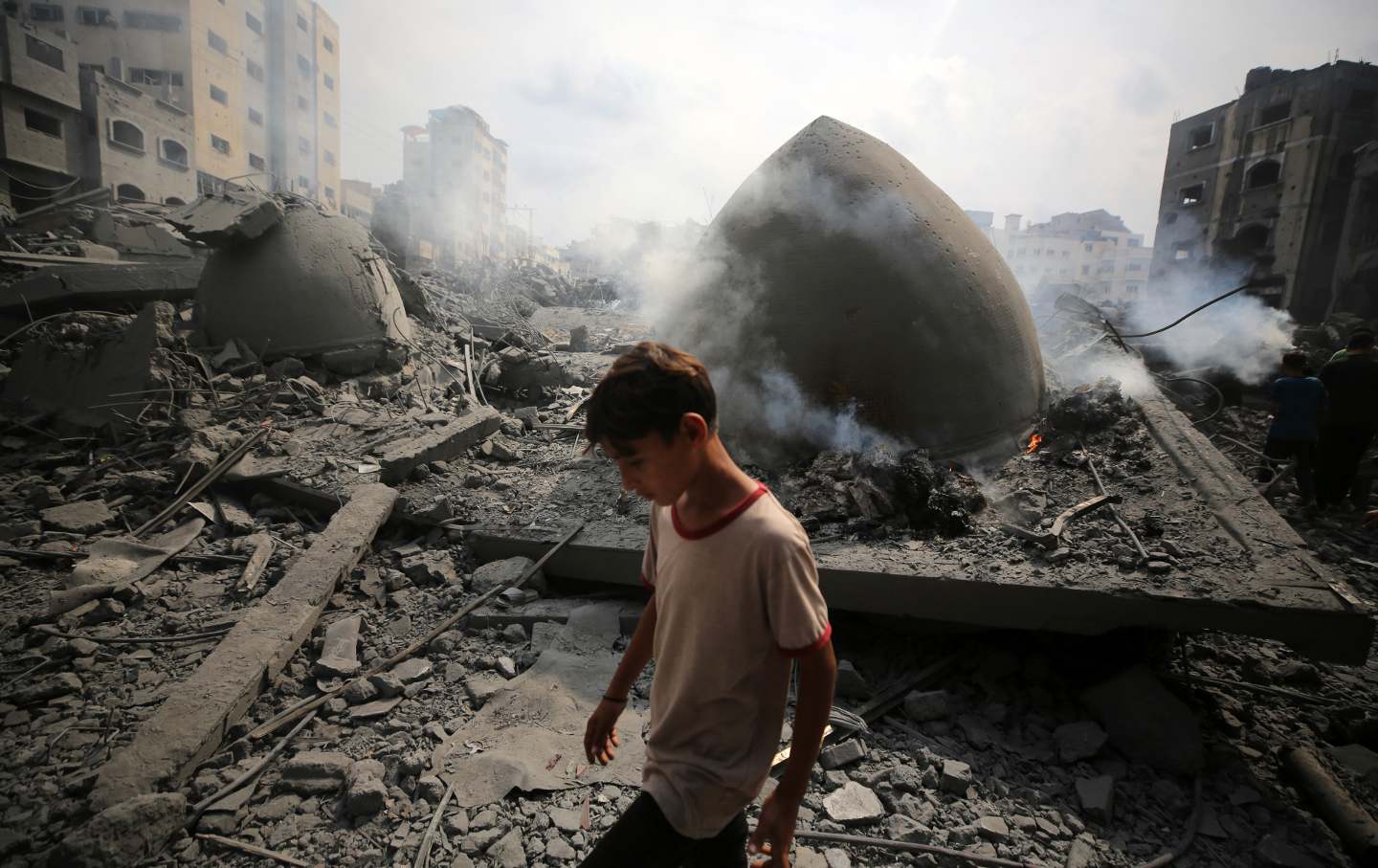 Palästinenser begutachten die Schäden nach einem israelischen Luftangriff auf die Sousi-Moschee in Gaza-Stadt am 9. Oktober 2023.