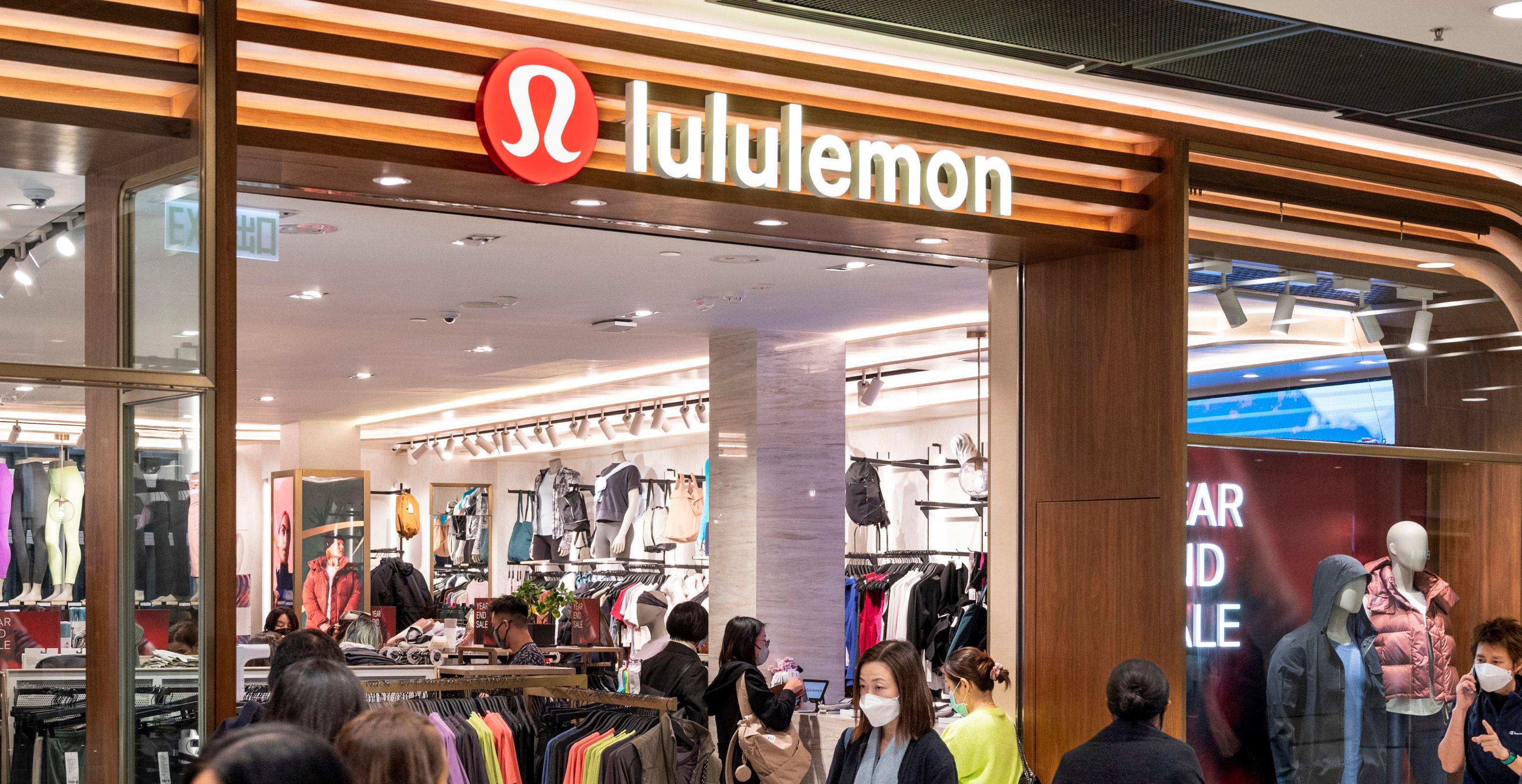   Käufer laufen an der kanadischen Sportbekleidungsmarke Lululemon in Hongkong vorbei.
