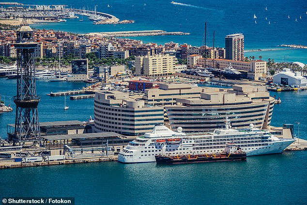 Ab dem 22. Oktober ist es Kreuzfahrtschiffen verboten, im Haupthafen von Barcelona (oben) anzulegen. Dies ist ein umstrittener Schritt, um die Abgasemissionen in der Nähe des Stadtzentrums zu reduzieren