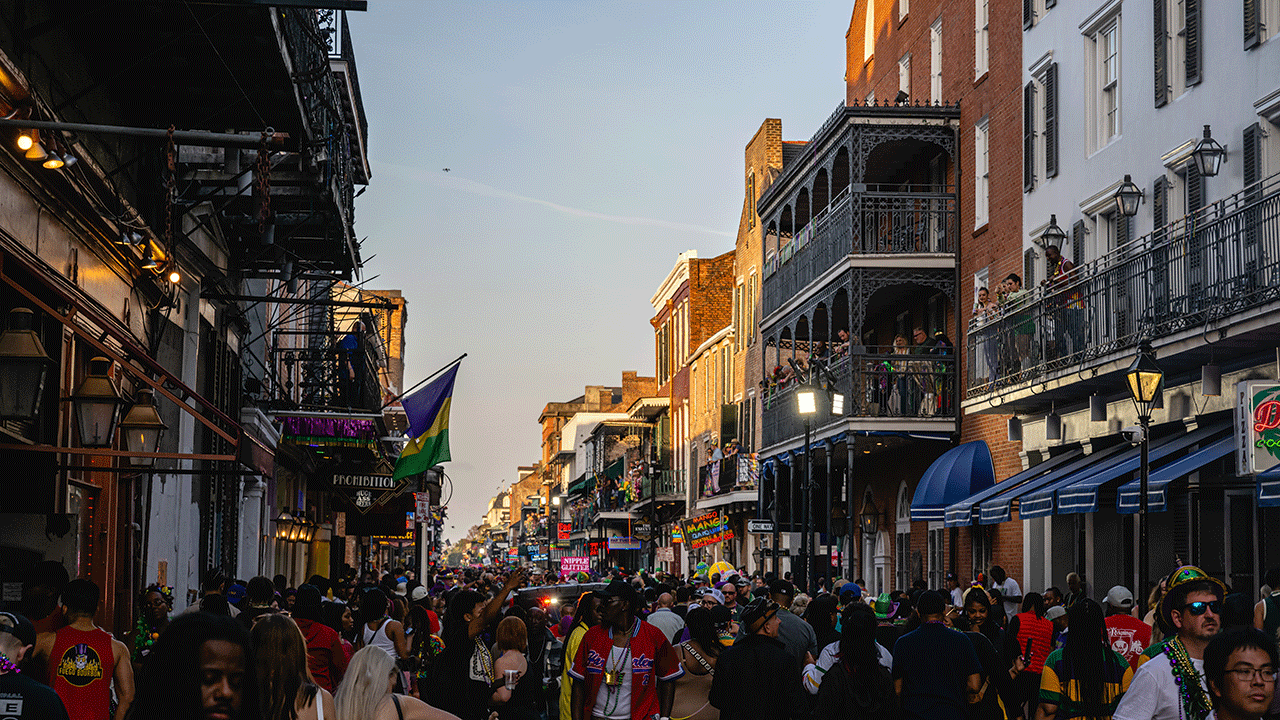 Bourbon Street in New Orleans während des Karnevals