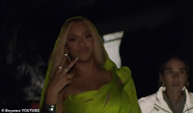 Frieden: Der Trailer beginnt mit einer Aufnahme von Beyonce, wie sie an einem ihrer Tourorte ankommt und ein Friedenszeichen in die Kameras streckt