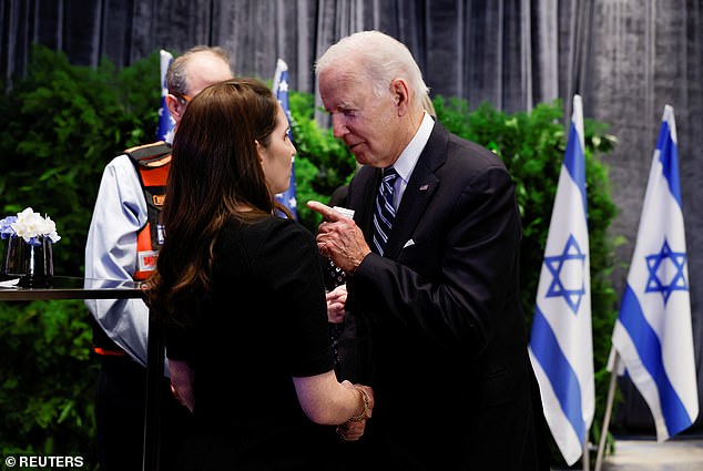US-Präsident Joe Biden schüttelt Dr. Jordanna Hadas Koppel die Hände bei einem Treffen mit israelischen Ersthelfern, Familienmitgliedern und anderen Bürgern, die direkt vom Angriff der Hamas auf Israel am 7. Oktober betroffen waren, in Tel Aviv, Israel, am 18. Oktober 2023. REUTERS /Evelyn Hockstein