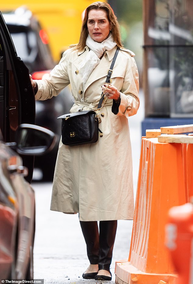 Sieht großartig aus: Brooke Shields strahlte New Yorker Chic aus, als man sie Anfang des Wochenendes dabei sah, wie sie durch Manhattan flitzte
