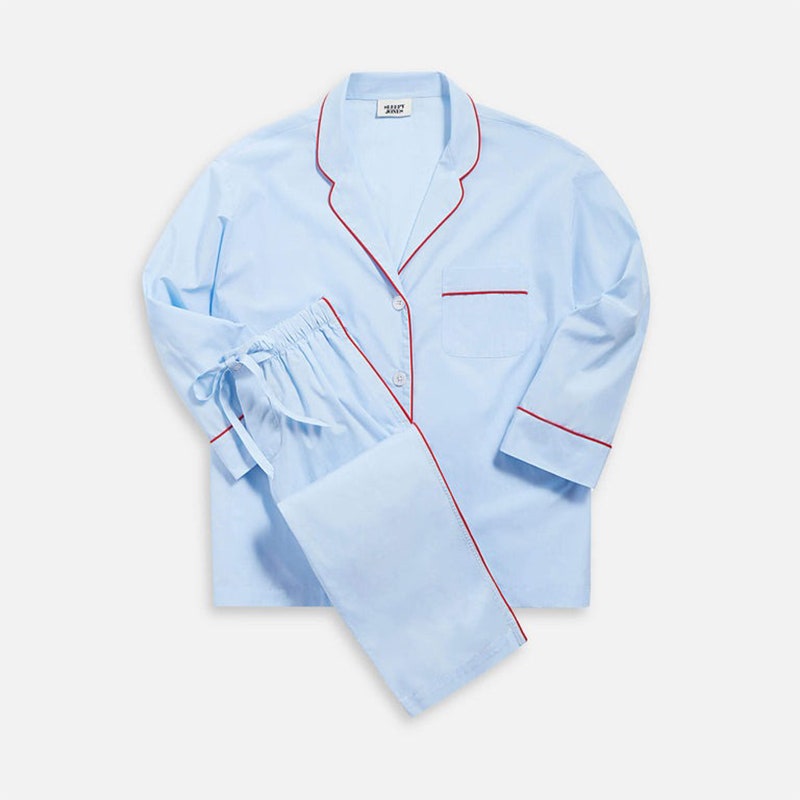 Marina-Pyjama-Set: Ein hellblaues Pyjama-Set mit roten Paspeln am Saum auf weißem Hintergrund