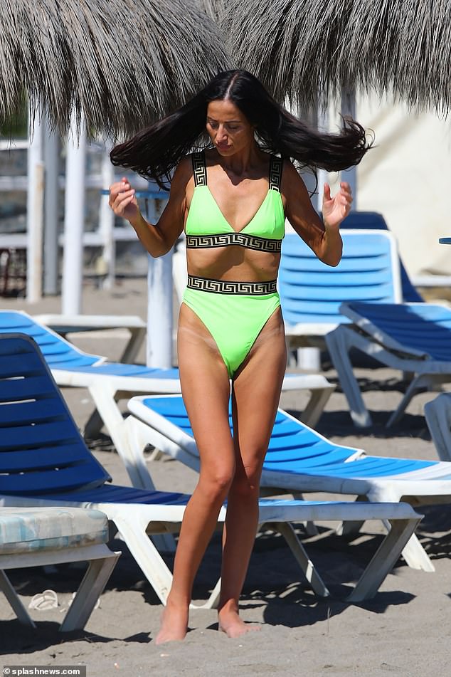 Bikini-Babe: Chantelle Houghton stellte die Ergebnisse ihres vierten Gewichtsverlusts zur Schau, als sie diese Woche während ihres Urlaubs in Marbella, Spanien, an den Strand ging