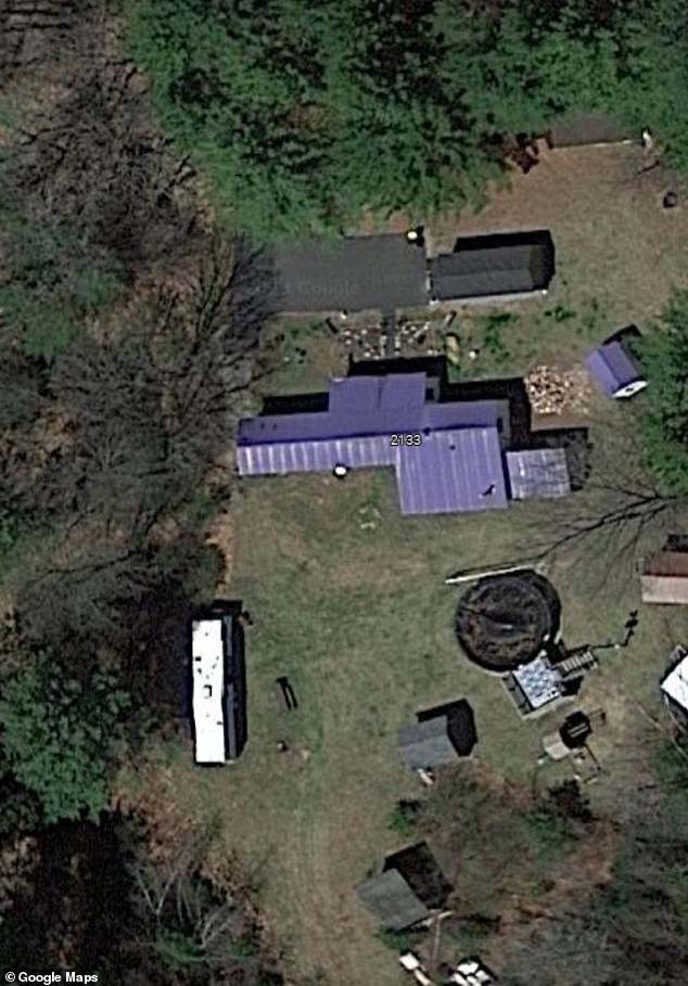 Der Wohnwagen des Verdächtigen, unten links zu sehen, steht neben dem Haus seiner Mutter in Milton, NY