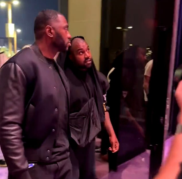 Kanye West erschien ebenfalls in Riad, um dem mit Spannung erwarteten Crossover-Kampf beizuwohnen