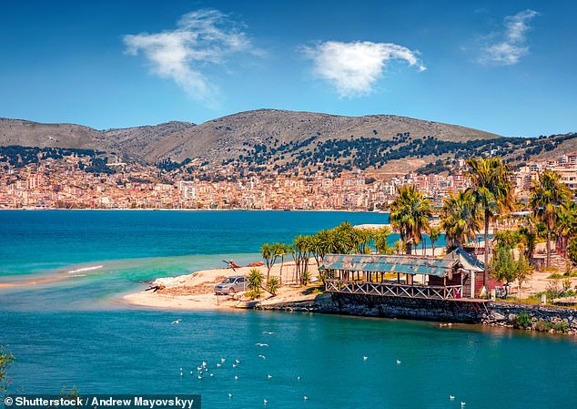 Reiseexperte Gilbert Ott verrät Ihnen alles, was Sie über die unterschätzte (und unterbewertete) albanische Riviera wissen müssen.  Oben ist Saranda zu sehen, das, wie er sagt, „die beliebteste Stadt an der Riviera“ ist.