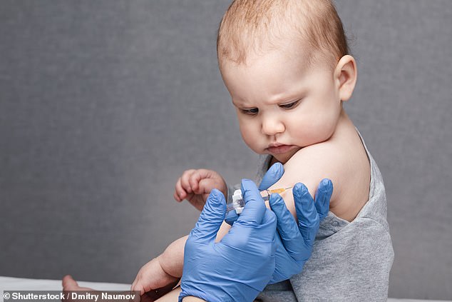 Die Empfehlung des CDC bedeutet, dass der Impfstoff auch für sehr kleine Kinder sicher ist, einige Gesundheitsbehörden haben jedoch in Frage gestellt, ob eine Impfung für Babys notwendig ist
