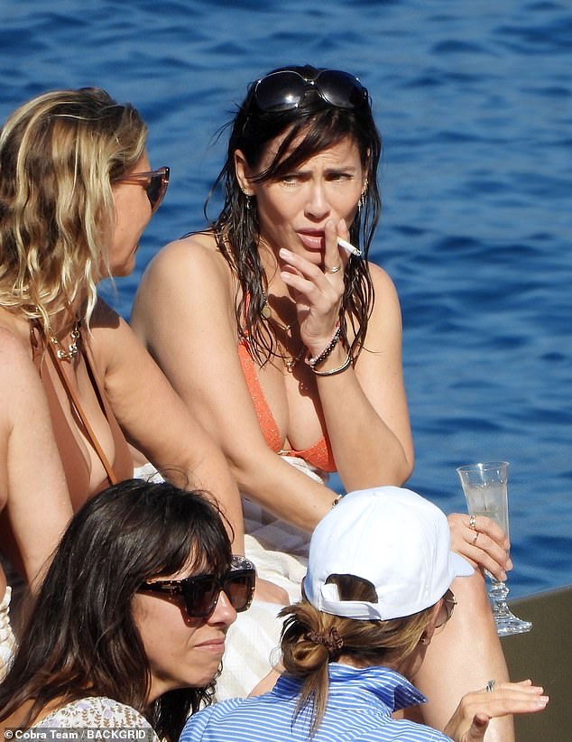Die Geheimnisse hinter Natalie Imbruglias jugendlichem Aussehen, als Sängerin während einer Luxusreise nach Portofino Fast Food genießt, Alkohol trinkt und Zigaretten raucht
