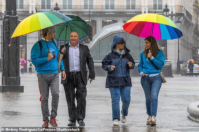 Menschen, die in Spanien im Regen spazieren gehen (Archivfoto).  Ein Reisebüro in Schweden hat seine sogenannte „Wettergarantie“ für diejenigen eingeführt, die befürchten, dass ein Regenguss ihr Reiseerlebnis beeinträchtigen könnte