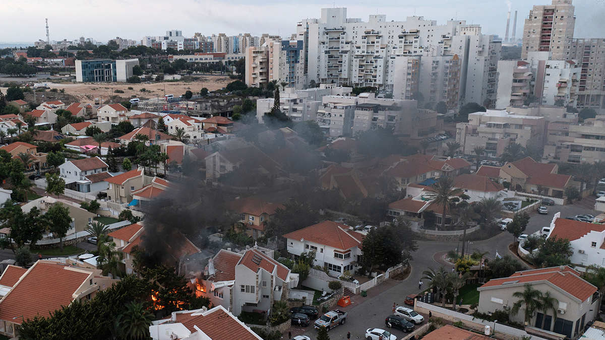 Rauch steigt auf, nachdem eine aus dem Gazastreifen abgefeuerte Rakete ein Haus im Süden Israels getroffen hat
