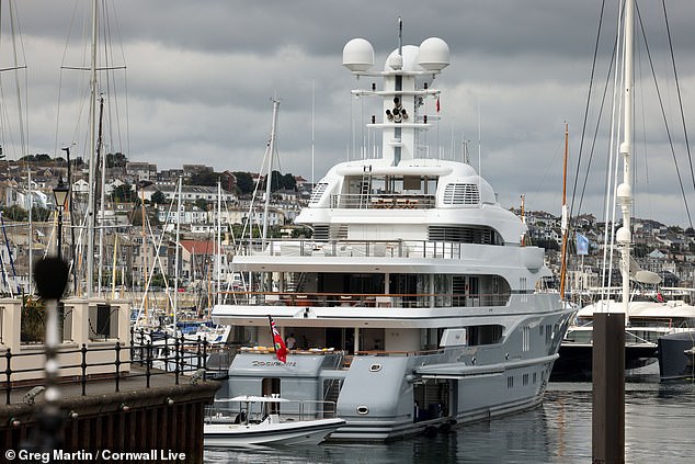Eine atemberaubende 80-Millionen-Pfund-Superyacht namens Rocinante (im Bild), die einem amerikanischen Milliardär und Spieleentwickler gehört, hat letzten Monat in Falmouth, Cornwall, festgemacht