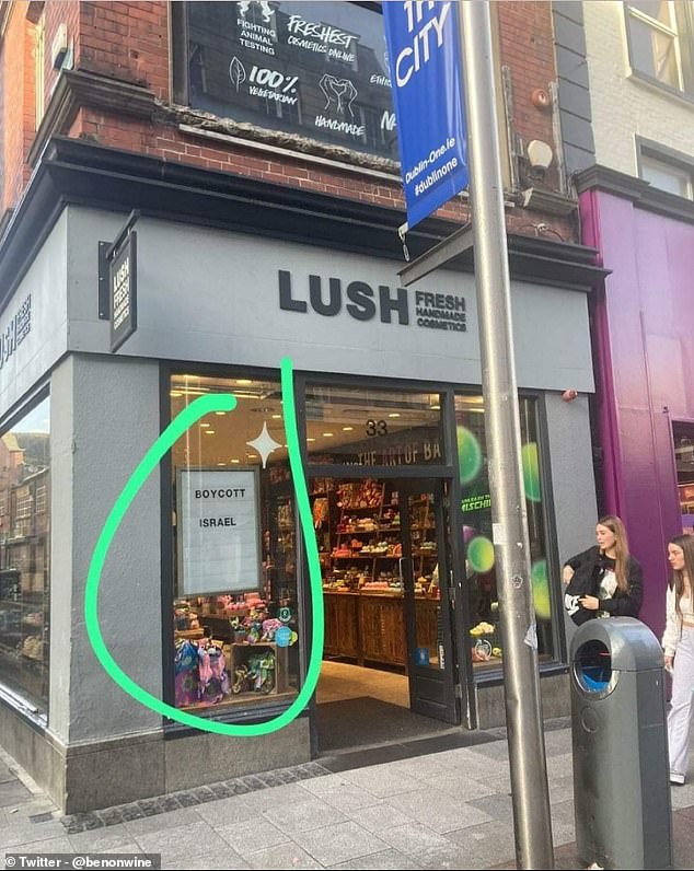 Ein in den sozialen Medien verbreitetes Foto zeigt das Plakat von Lush, das für seine kohlensäurehaltigen Badebomben und farbenfrohen Seifen bekannt ist, in der Henry Street in Dublin mit der Aufschrift „Boykottiert Israel“.