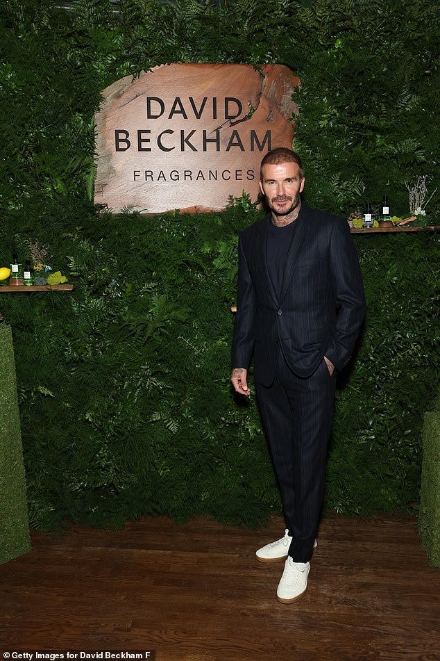 Sieht gut aus: David Beckham, 48, machte in einem schwarzen Anzug eine gepflegte Figur, als er am Mittwoch an seiner Fragrances Launch Party im Torrisi Bar and Restaurant in New York City teilnahm