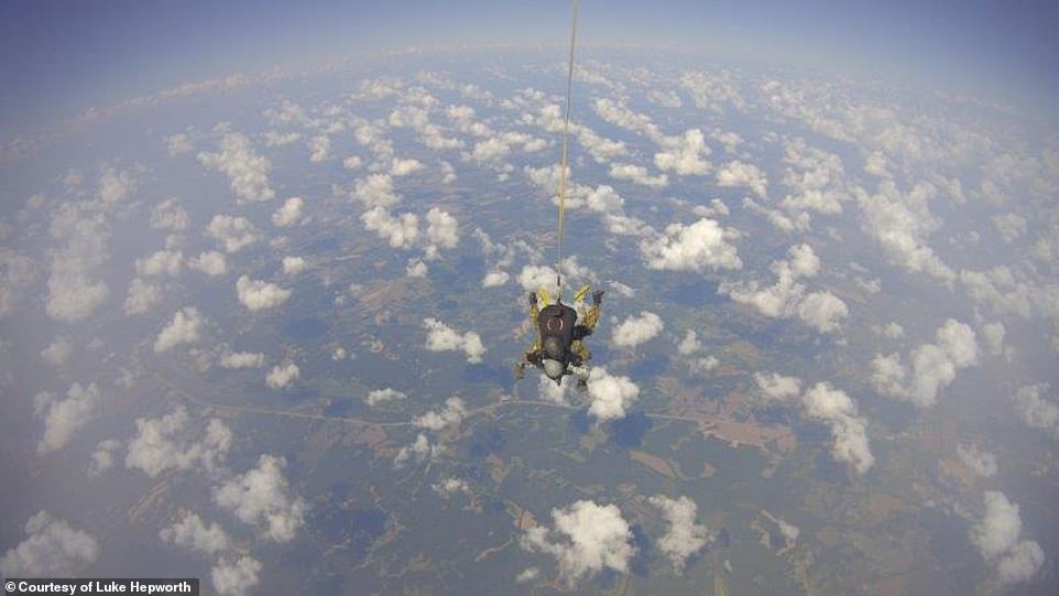 Luke Hepworth, 49, durchstreift seit mehr als 20 Jahren die Welt auf der Suche nach adrenalingeladenen Aktivitäten.  Eine von Lukes Fotoserien zeigt ihn beim Fallschirmspringen aus 29.000 Fuß Höhe in Memphis, Tennessee