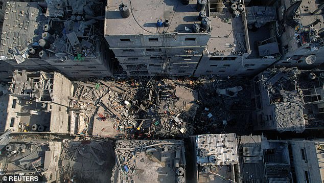 Israel gibt an, am Dienstag 400 Luftangriffe geflogen zu haben, da in den letzten Tagen Hunderte Menschen in Gaza bei den Luftangriffen israelischer Beamter getötet wurden