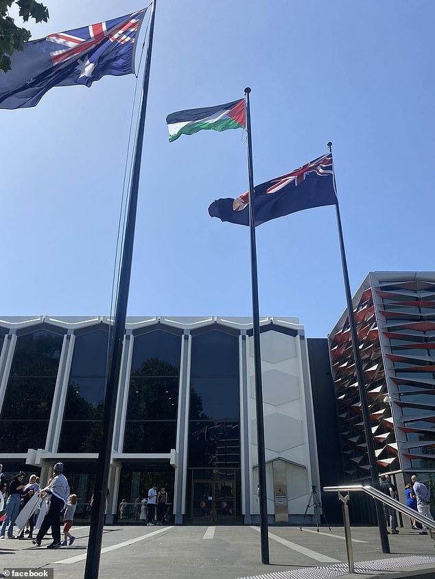 Am Mittwochnachmittag wurde vor dem Stadtrat von Canterbury-Bankstown im Westen Sydneys eine Flagge Palästinas (Bildmitte) gehisst