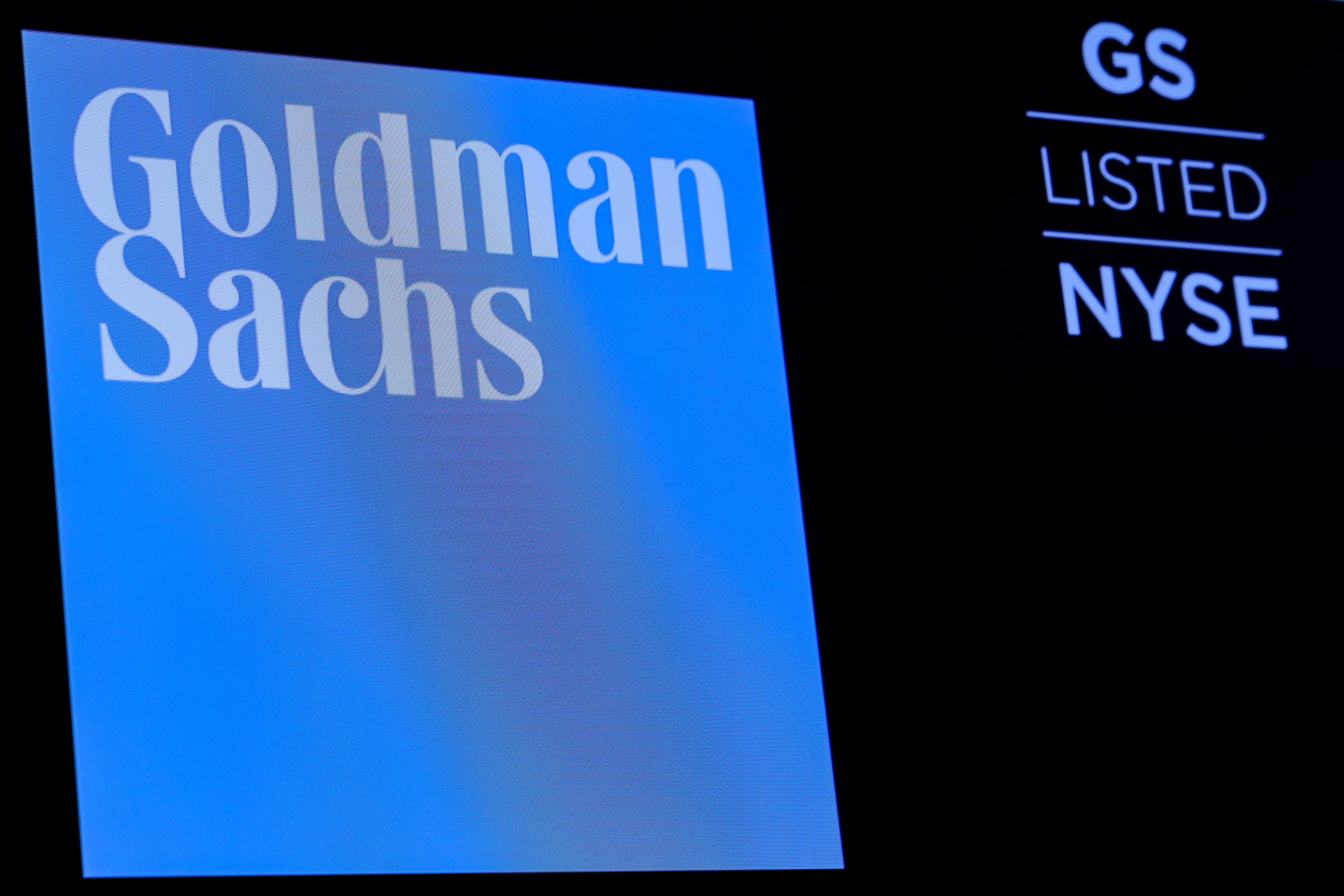 Das Tickersymbol und das Logo von Goldman Sachs werden auf einem Bildschirm auf dem Boden der NYSE in New York angezeigt