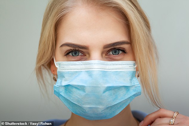 Die Chefs von Sheffield Health fordern Krankenhausbesucher auf, angesichts der Zunahme von Grippe- und Covid-Fällen wieder Gesichtsmasken zu tragen.  (Stockfoto)